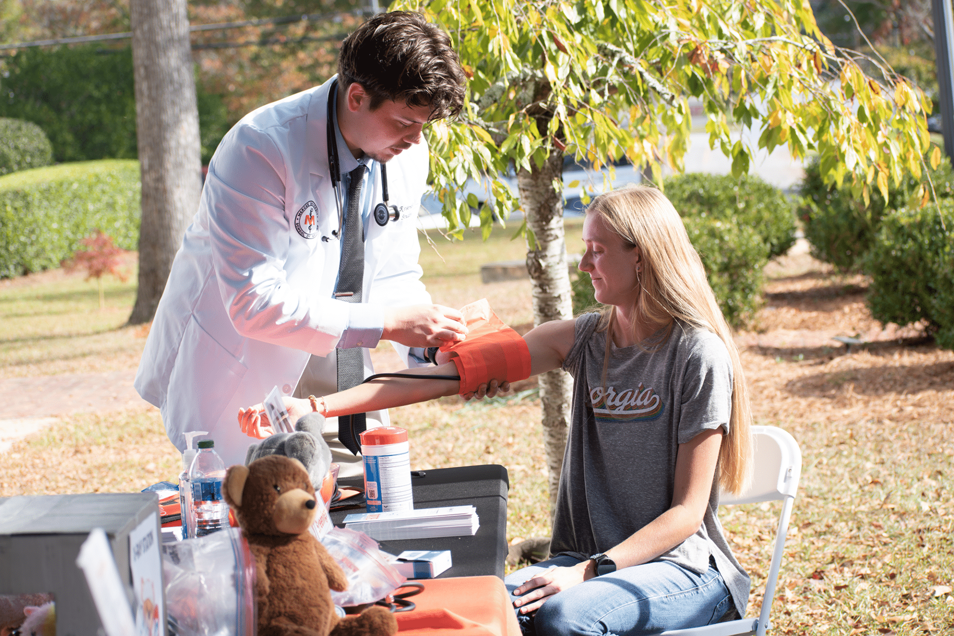 Mercer School of Medicine student takes the blood pressure of health fair attendee